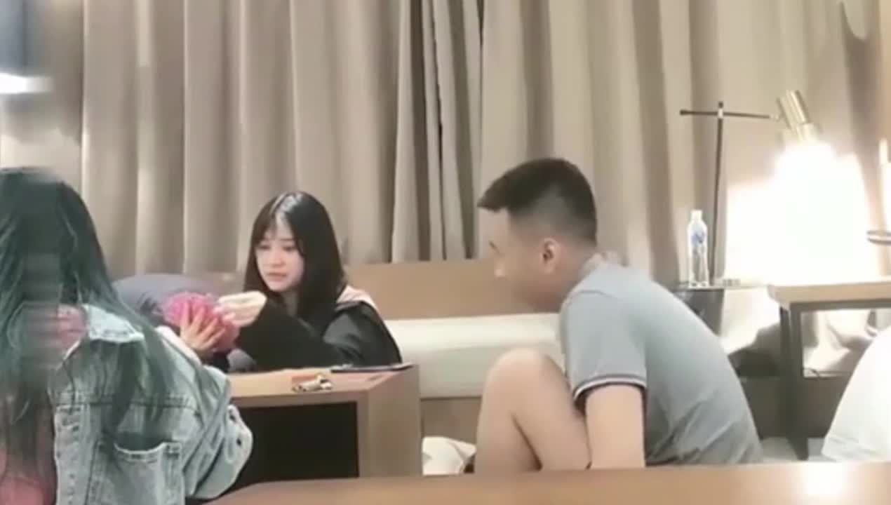 一男两女玩牌被草谁输了，要被操，好好玩又刺激
