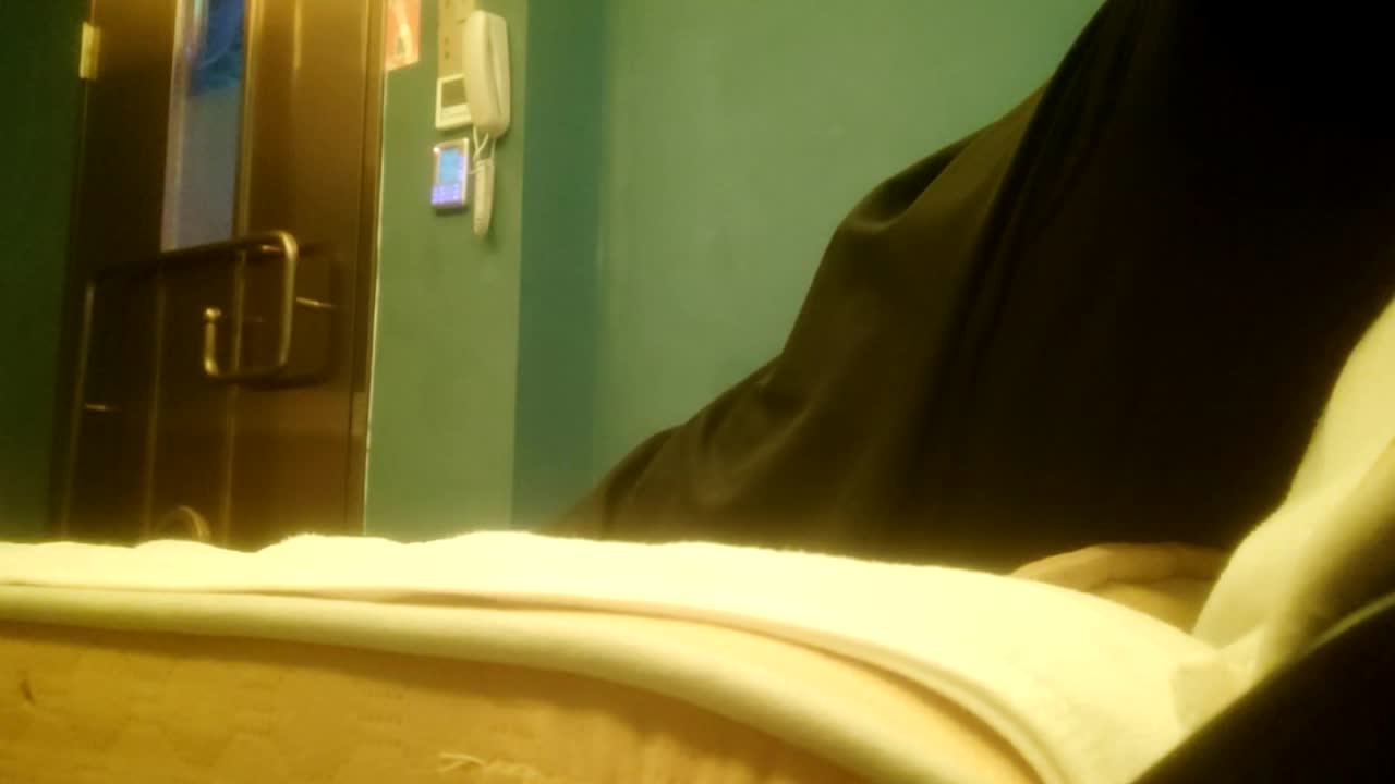 【高质量技师】接连两个美女技师，骑在身上按摩，抓着奶子随便摸，给打飞机 yy8ycom.MP4