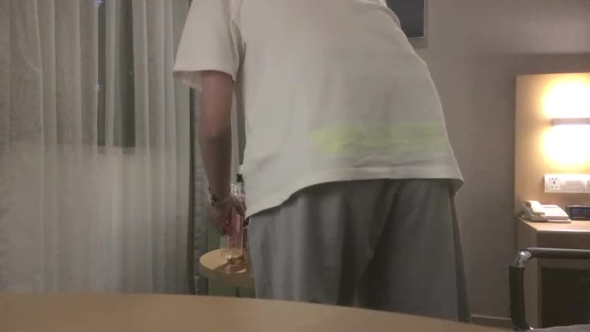 真心话大冒险吧清纯嫩妹灌醉后强推，妹子一直喊着让戴套
