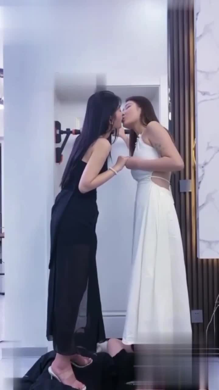 万人求！史上最刺激的女同调教男奴 明星颜值演绎热吻唾液分泌之情！