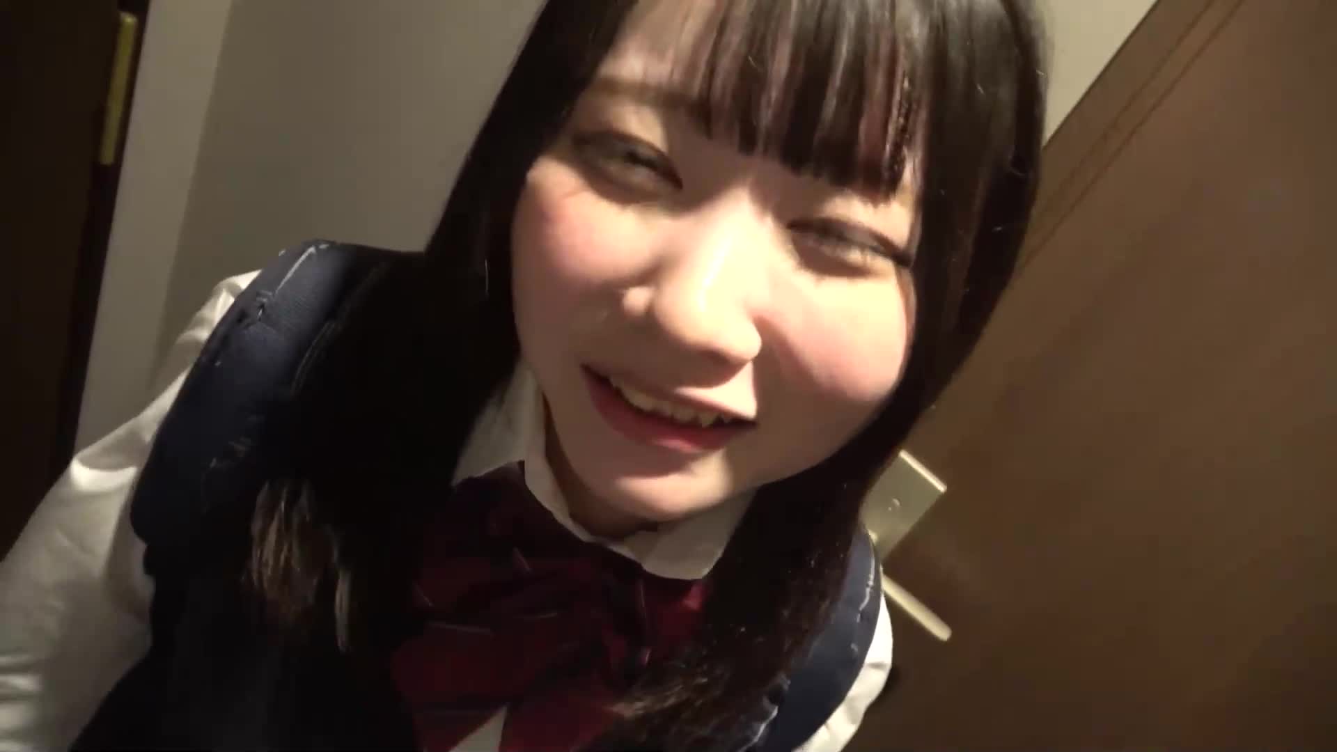 FC2-PPV-4529381 与 Mikuri 陈会议，皮肤胶水。两部主要作品均由尹导所写，尹导对其进行拍摄，并对其感到好奇。独特的参观特权