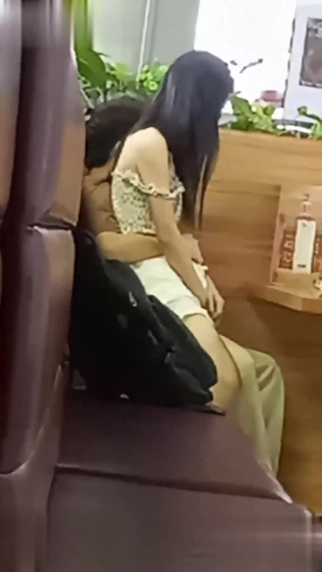 河北保定理工学院一情侣在操场舔逼被拍 纯厚脸皮当众舔逼毫无羞涩之心 当拍下那一刻稿主坐不住了！